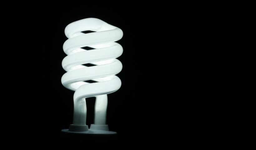 7x Railverlichting in de woonkamer - handige tips voor sfeer én flexibiliteit 1. Waarom railverlichting steeds vaker in woonkamers verschijnt Railverlichting maakt een grote opmars in de Nederlandse woonkamers. Waar het voorheen vooral in winkels of galerieën te vinden was, wordt het nu juist geprezen om zijn sfeervolle uitstraling, flexibiliteit en designvriendelijke karakter. De reden? Steeds meer mensen willen verlichting die aanpasbaar is aan verschillende momenten - van een filmavond op de bank tot een etentje met vrienden. Daarbij is railverlichting met verstelbare spots en moderne afwerkingen ideaal voor wie zijn woonkamer stijlvol én functioneel wil verlichten. Idee 1: Railverlichting boven de zithoek De zithoek is vaak het hart van de woonkamer. Met railverlichting kun je hier perfect gerichte verlichting creëren. Richt een aantal verstelbare spots op de bank, salontafel of een mooi vloerkleed. Zo ontstaat er een knusse, intieme sfeer zonder dat je te veel licht verspreidt in de hele ruimte. Bovendien kun je de spots makkelijk bijstellen als je de opstelling van je meubels verandert. Idee 2: Verlichting boven het dressoir Een dressoir verdient het om in de spotlight te staan - letterlijk! Door een kort railsysteem boven je dressoir te plaatsen, kun je mooie accessoires, planten of fotolijstjes subtiel uitlichten. Kies voor warme LED-spots om extra gezelligheid te creëren in dit deel van de kamer. Het resultaat is een mooi verlicht accent dat meteen de aandacht trekt. Idee 3: Kunst in de schijnwerpers Heb je kunst aan de muur? Dan is railverlichting een uitkomst. Dankzij de verstelbare spots kun je schilderijen of foto's exact belichten zoals jij dat wilt. Dit geeft je kunstwerken een professioneel ogende gloed én brengt diepte aan in je interieur. Extra tip: kies voor een railsysteem dat je op het plafond monteert, zodat je geen boorgaten in de muur hoeft te maken. Idee 4: Dimbare spots voor sfeerregeling De echte kracht van railverlichting zit in de controle over sfeer. Met dimbare spots bepaal je zelf de intensiteit van het licht. Fel licht voor het lezen van een boek, of juist gedimd voor een rustige avond. Combineer dimbare railverlichting met een smart dimmer voor nog meer gebruiksgemak. Zo heb je altijd de juiste sfeer binnen handbereik. Idee 5: Combineer met hanglampen Wist je dat railverlichting prima te combineren is met hanglampen? Veel moderne railsystemen bieden adapters waarmee je een of meerdere hanglampen in het systeem klikt. Zo combineer je de functionele verlichting van spots met de sfeervolle uitstraling van een stijlvolle hanglamp boven je salontafel of eettafel. Idee 6: Zwart of wit railsysteem? De kleur van het railsysteem doet veel voor de uitstraling van je woonkamer. Een zwart systeem oogt modern, industrieel en gedurfd. Ideaal voor lofts of urban interieurs. Een wit systeem daarentegen valt juist weg tegen een wit plafond en zorgt voor een rustige, minimalistische look. Welke stijl je ook kiest, het systeem blijft altijd discreet én functioneel. Idee 7: Slimme verlichting integreren Voor wie écht van gemak houdt: integreer slimme verlichting in je railverlichting. Veel merken bieden spots die je kunt bedienen via een app, afstandsbediening of zelfs met spraak. Programmeer verschillende lichtscènes, zet de verlichting automatisch aan bij zonsondergang of stel timers in. Ideaal voor een smart home woonkamer met sfeer op maat. Bekijk onze populairste railsystemen voor thuisgebruik Ben je geïnspireerd geraakt? Bekijk dan onze selectie van populaire railsystemen voor woonkamers. Of je nu gaat voor subtiele sfeer of een functioneel lichtplan met railverlichting maak je jouw woonkamer compleet. Veel gestelde vragen over railverlichting in de woonkamer 1. Is railverlichting geschikt voor kleine woonkamers? Ja zeker. Dankzij de verstelbare spots en compacte systemen is railverlichting ideaal voor kleine ruimtes. 2. Kan ik bestaande lampen aansluiten op een railsysteem? Alleen als ze compatibel zijn met het systeem. Sommige railsets hebben speciale adapters voor bestaande armaturen. 3. Hoe monteer ik een railsysteem in de woonkamer? De meeste systemen worden aan het plafond bevestigd met schroeven en pluggen. Zorg dat je de stroom uitschakelt voor je begint. 4. Zijn er draadloze opties voor railverlichting? Ja, er zijn slimme draadloze systemen op de markt die je via app of afstandsbediening kunt bedienen. 5. Is railverlichting duur in verbruik? Niet per se. Gebruik je LED-spots? Dan is het energieverbruik zeer laag, zelfs bij meerdere lampen.