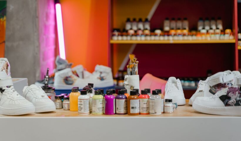Waarom je beschilderde sneakers na een week gaan barsten